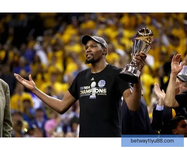 杜兰特称詹姆斯能打4到5年 末节仅出手2次重视团队篮球